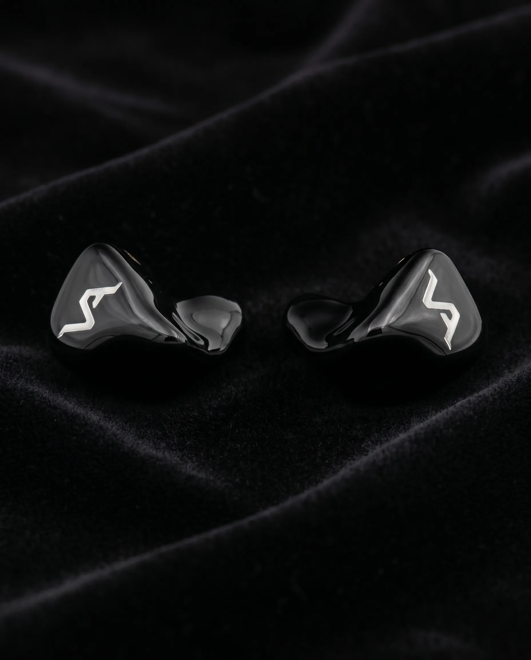 Apex Onyx Black — chrome VA logo on faceplate
