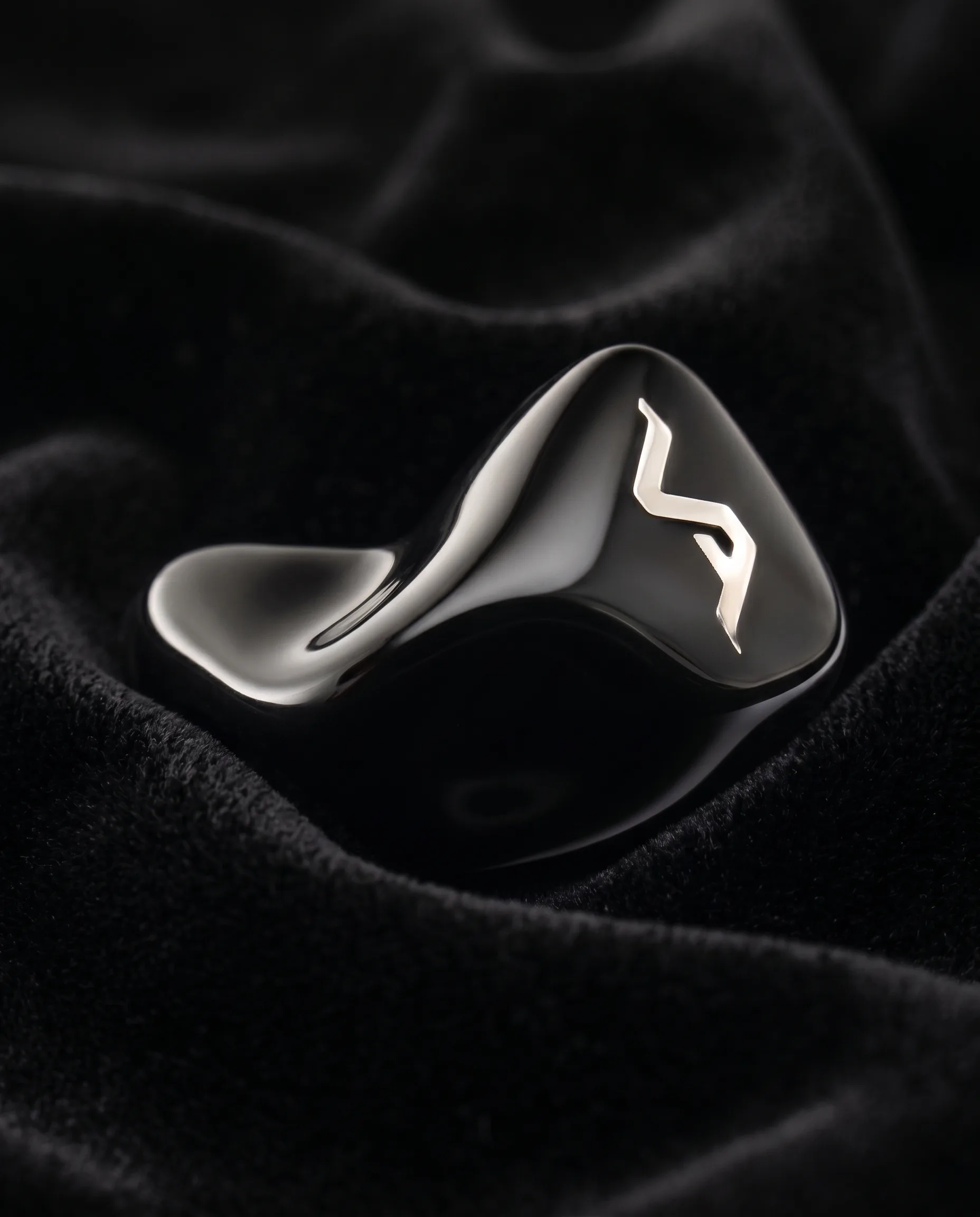 Apex Onyx — single glossy shell